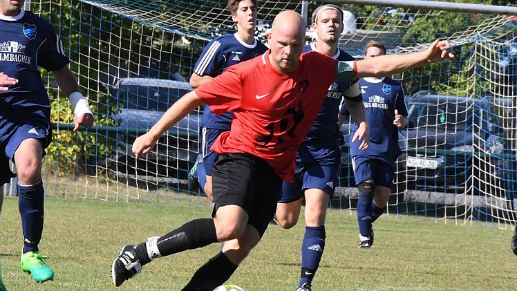 Stefan Denner (am Ball) kehrt vom TSV Rothhausen/Thundorf zu WMP Lauertal zur&uuml;ck und wird ab der kommenden Saison dort Spielertrainer.