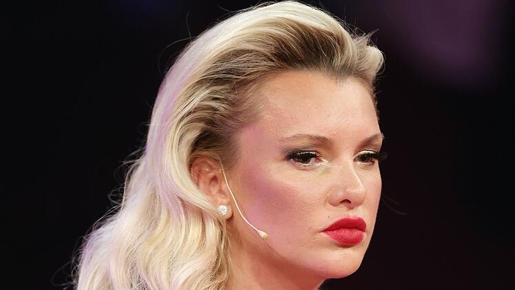 Im gemeinsamen Podcast mit Laura Karasek hat Evelyn Burdecki über ihre "große Liebe" und das Ende der gemeinsamen Beziehung ausgepackt.