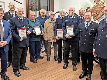 Von links: B&uuml;rgermeister Carsten Joneitis, stellvertretender Kommandant Georg Hahner, Anton Lang, Anton G&ouml;rtler, Dritter B&uuml;rgermeister Ernst Ringel, Otto Simon, Heinrich G&ouml;rtler, Matthias G&ouml;rtler, Vorsitzender David Minke, Zweiter Vorsitzender Seb...