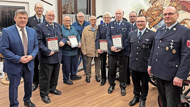 Von links: B&uuml;rgermeister Carsten Joneitis, stellvertretender Kommandant Georg Hahner, Anton Lang, Anton G&ouml;rtler, Dritter B&uuml;rgermeister Ernst Ringel, Otto Simon, Heinrich G&ouml;rtler, Matthias G&ouml;rtler, Vorsitzender David Minke, Zweiter Vorsitzender Seb...