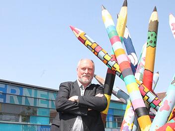 Bunt war der berufliche Alltag von Rektor Wigbert Strzoda. Jetzt geht er in den Ruhestand.  Foto: Heike Beudert