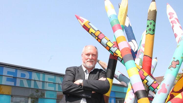 Bunt war der berufliche Alltag von Rektor Wigbert Strzoda. Jetzt geht er in den Ruhestand.  Foto: Heike Beudert