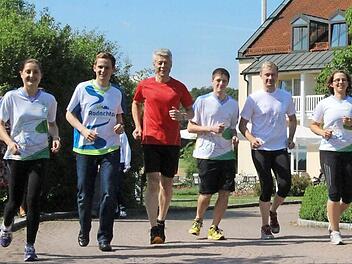 Lauftraining mit dem ehemaligen Europameister: Die Staffelmarathon-Mannschaft des Bad Rodacher Medical Parks absolvierte mit dem Mediziner und Europameister über 5000 Meter von 1982 Thomas Wessinghage (dritter von links) ein kleines Lauf-Abc: (von links) Julia Stephan, Bürgermeister Tobias Ehrlicher, Steve Brandl, Sören Pätz und Stephanie Binus. Foto: Thomas Heuchling