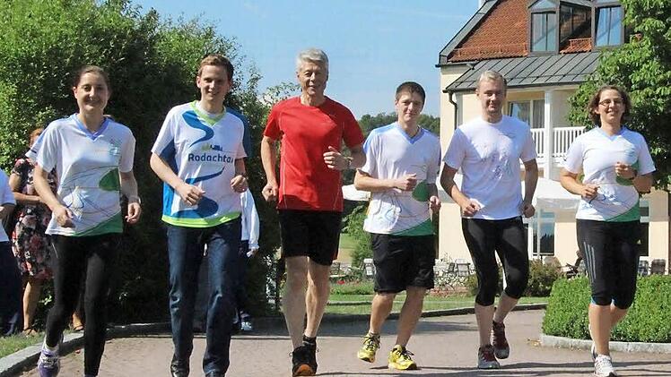 Lauftraining mit dem ehemaligen Europameister: Die Staffelmarathon-Mannschaft des Bad Rodacher Medical Parks absolvierte mit dem Mediziner und Europameister über 5000 Meter von 1982 Thomas Wessinghage (dritter von links) ein kleines Lauf-Abc: (von links) Julia Stephan, Bürgermeister Tobias Ehrlicher, Steve Brandl, Sören Pätz und Stephanie Binus. Foto: Thomas Heuchling