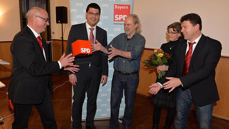 Fängt er den roten Würfel? Heinz Jung (Mitte) ist es geglückt. Er tritt bei der Landratswahl aller Voraussicht nach für die SPD an. Unterstützt wird er von den Bürgermeistern Markus Zirkel, Jonas Merzbacher und Carsten Joneitis (von links) und seiner Frau Anette. Foto: Ronald Rinklef