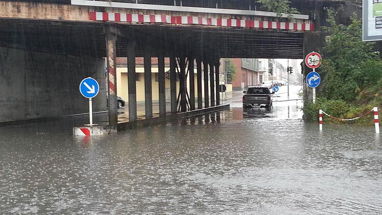 Einem See glich die Fahrbahn in der Geisfelder Unterführung am frühen Sonntagabend wieder einmal. Foto: Tim-Niklas Kubach
