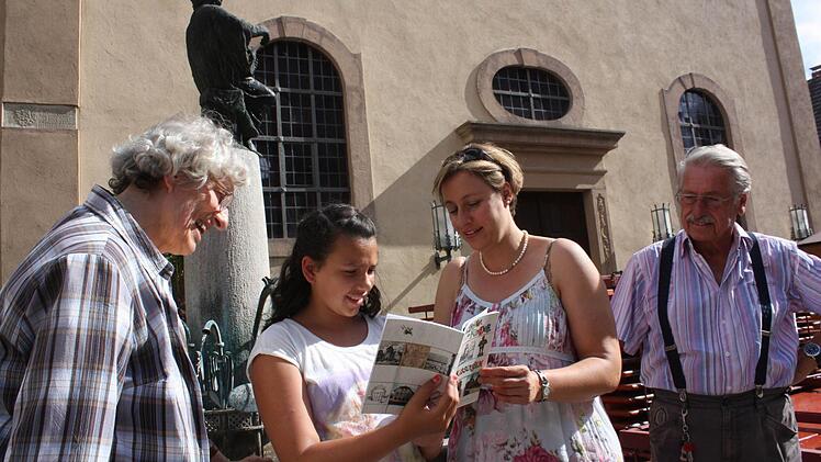 Hella Schütze (von links), Beatrice Rose-Ebel und Gerhard Wulz erklären Moesha den Kinderstadtführer.  Foto: Robert Huger