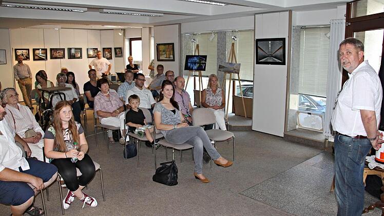 Foto-Creativ-Kreis-Vorsitzender Steffen Schanz (rechts) erläutert die Ausstellung. Foto: Helmut Will