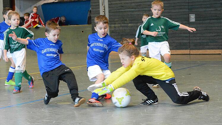 Mutig wirft sich die Garitzer U-7-Torhüterin Lucie Emmerth auf den Ball und verhindert so einen Treffer der Nüdlinger Leon Schärmann (von links) und Kevin Krauß. Foto: ssp