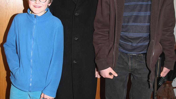 Die beiden Ministranten Josef (11) und Lukas Fürst (19) mit dem Erzbischof. Foto: Sonja Adam