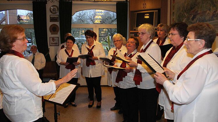 Auch der Frauenchor aus Willmersreuth brachte dem Chorleiter Vitus Karg Ständchen. Foto: Sonja Adam