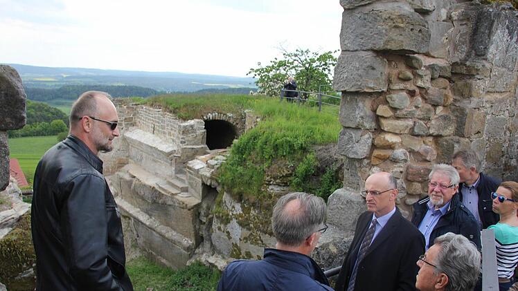 Nicht nur der schöne Ausblick ins Baunachtal begeisterte die Kreistagsmitglieder, auch die Mauersanierung, wodurch eine alte Steintreppe entdeckt wurde.
