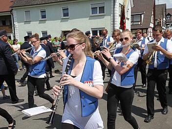 Tonangebende Frauen im Festzug in Neues. Foto: Erlwein