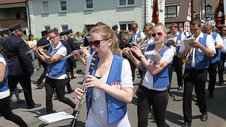 Tonangebende Frauen im Festzug in Neues. Foto: Erlwein
