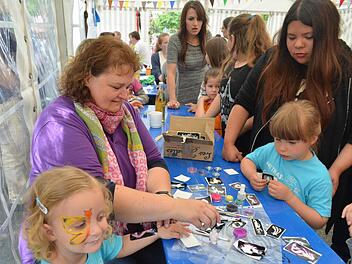 Aufgemalte "Tattoos" waren bei den Kindern der große Renner. Foto: Larissa Händel