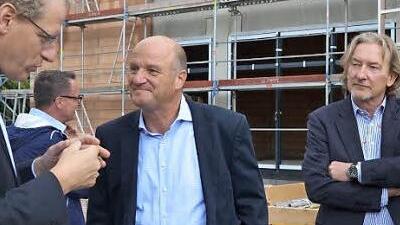 German Hacker spricht mit Thomas von Einem und Hermann Schimek.