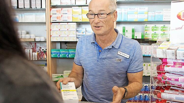 Günther Hammer hat sich zwar mit Influenza-Medikamenten eingedeckt, glaubt aber nicht an eine große Welle in Forchheim.  Foto: Andreas Schmitt