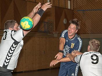 Vergeblich werfen sich die Michelauer Sascha Bernecker und Nico Kopp dem Wurf von Christian Kübrich entgegen, der mit fünf Treffern der erfolgreichste Werfer seines Teams im Lokalderby war. Foto: Klaus Gagel