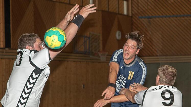 Vergeblich werfen sich die Michelauer Sascha Bernecker und Nico Kopp dem Wurf von Christian Kübrich entgegen, der mit fünf Treffern der erfolgreichste Werfer seines Teams im Lokalderby war. Foto: Klaus Gagel