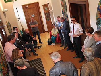 Am Dienstag besichtigte der Stadtrat die Bibliothek. Foto: Ulrike Müller