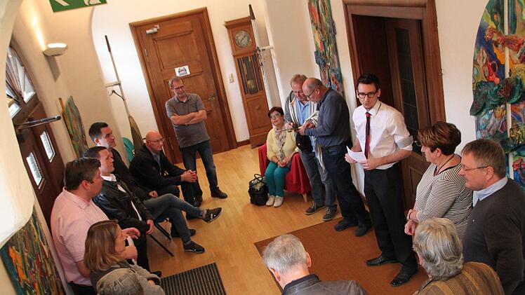 Am Dienstag besichtigte der Stadtrat die Bibliothek. Foto: Ulrike Müller