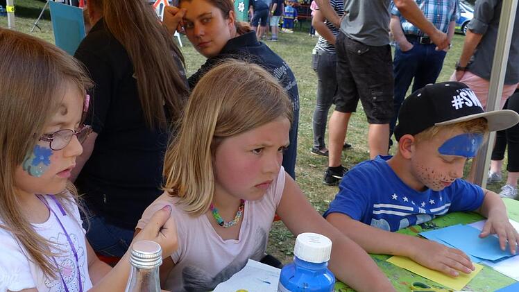 Am Spielmobidl durfte nach Herzenslust gebastelt und gemalt werden. Foto: Klaus-Peter Wulf