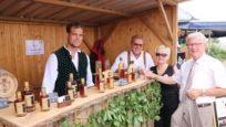 Zeilberg-Whiskey aus heimischer Produktion wurde unter anderem beim Bauernmarkt in Maroldsweisach angeboten. Altbürgermeister Werner Thein (rechts) verkostet dieses Getränk.Helmut Will