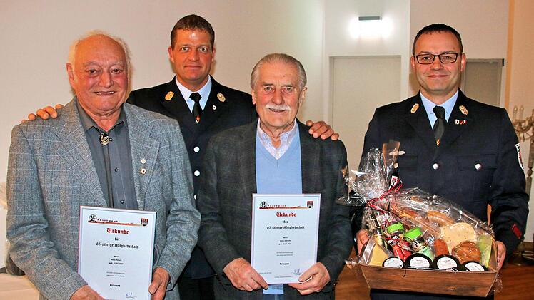 65 Jahre Mitglied im Feuerwehrverein sind Ehrenkommandant Hans Petsch (links) und Heinz Schmitt (3. von links). Der Vorsitzende Benjamin Schulz (2. von links) und sein Stellvertreter Thomas Froning freuen sich mit ihnen.  Foto: Dieter Britz