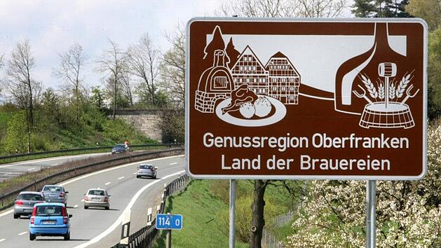 Damit dieses Hinweisschild an der Autobahn weiterhin seine Berechtigung hat, gibt es einen Spendenaufruf f&uuml;r kleine Brauereien.  Foto: Bernhard Sauer