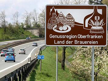 Damit dieses Hinweisschild an der Autobahn weiterhin seine Berechtigung hat, gibt es einen Spendenaufruf für kleine Brauereien.  Foto: Bernhard Sauer