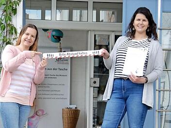 Museumspädagogin Alexandra Taschner (rechts) und Sicherheitsbeauftragte Mandy Dollas-Brandner freuen sich schon auf die Wiedereröffnung des Museums.  Fotos: Spielzeugmuseum Neustadt