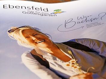 Unkonventionell gestaltet sich die Titelseite des neuen Gastgeberverzeichnisses der Marktgemeinde Ebensfeld mit der in den Raum geworfenen Frage "Wos is a B&uuml;chsn?", die auf drei humorvolle Vortragsabende mit Helmut Vorndran ab August 2021 anspielt. Foto: Mario Deller