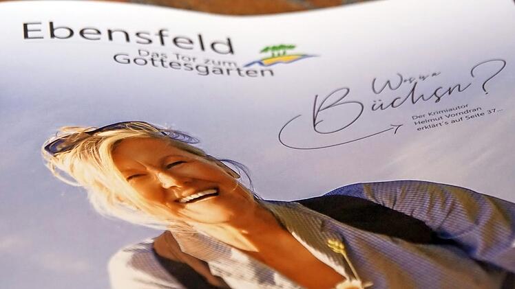 Unkonventionell gestaltet sich die Titelseite des neuen Gastgeberverzeichnisses der Marktgemeinde Ebensfeld mit der in den Raum geworfenen Frage "Wos is a B&uuml;chsn?", die auf drei humorvolle Vortragsabende mit Helmut Vorndran ab August 2021 anspielt. Foto: Mario Deller