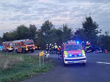 Bei Kitzingen: Auto ger&auml;t in Gegenverkehr - Unfall fordert zwei Verletzte