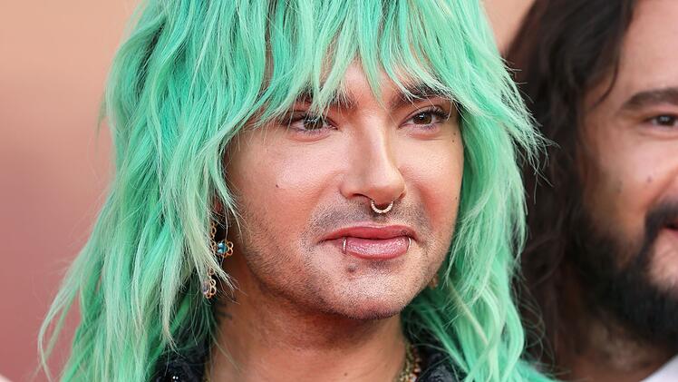 Im Podcast "Kaulitz Hills - Senf aus Hollywood" äußerte sich Bill Kaulitz zu den Gerüchten um seinen Beziehungsstatus.