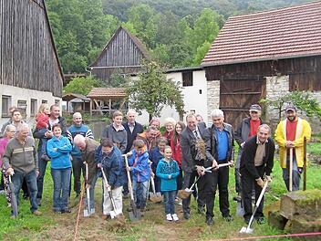 Zahlreiche Kümmeler Bürger mit Wolfgang Kießling (Fünfter von rechts), Thomas Kleylein (Zweiter von rechts), Bernhard Storath (Vierter von rechts) und Peter Schmittinger (ganz rechts) nahmen Spaten in die Hände, um an der nächsten Kirchweih im Mai 2015 den Einzug feiern zu können.  Foto: Irene Bauernschmitt
