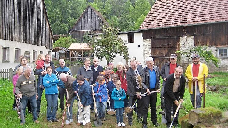 Zahlreiche Kümmeler Bürger mit Wolfgang Kießling (Fünfter von rechts), Thomas Kleylein (Zweiter von rechts), Bernhard Storath (Vierter von rechts) und Peter Schmittinger (ganz rechts) nahmen Spaten in die Hände, um an der nächsten Kirchweih im Mai 2015 den Einzug feiern zu können.  Foto: Irene Bauernschmitt