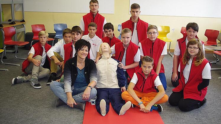 Beim 4. Bayernweiten Aktionstag Schulsanitätsdienst zeigten die Malteser Schulsanis der RS II mit ihrer Leiterin Claudia Simon eine Herz-Lungen-Wiederbelebung sowie den Umgang mit einem Defibrillator. Foto: Schülein