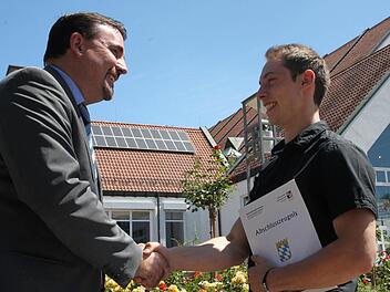 Andreas Happel, Personalchef der Firma Raps gratuliert Daniel Bergmann zu seinem hervorragenden Notendurchschnitt von 1,44. Zudem hatte er dem Berufsoberschüler aus Wonsees den mit 1000 Euro dotierten Adalbert-Raps-Preis überreicht.Stephan Stöckel