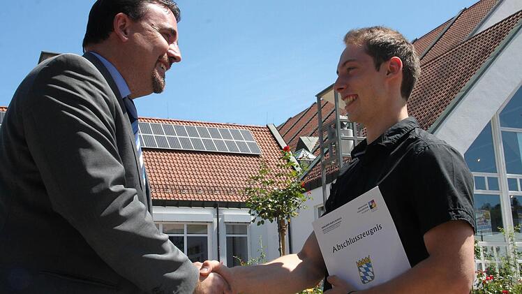Andreas Happel, Personalchef der Firma Raps gratuliert Daniel Bergmann zu seinem hervorragenden Notendurchschnitt von 1,44. Zudem hatte er dem Berufsoberschüler aus Wonsees den mit 1000 Euro dotierten Adalbert-Raps-Preis überreicht.Stephan Stöckel