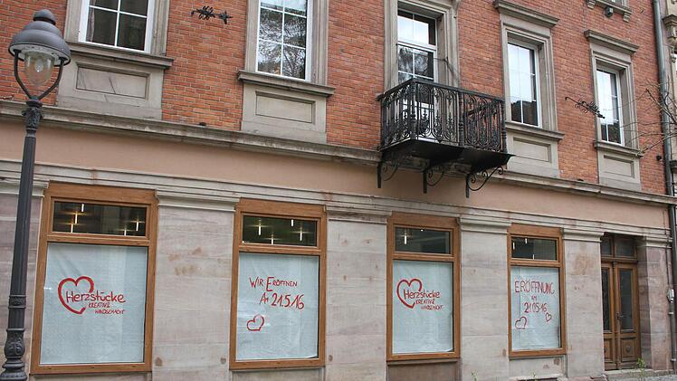 Noch sind die Schaufenster des neuen Ladens verhängt, doch am 21. Mai soll "Herzstücke" aufmachen.