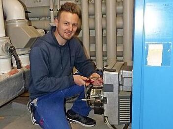 Geschäftsführer der Firma "Bad und Heizung - Alte Schlosserei GmbH" ist der 29-jährige Industriemeister Metall, Christian Hain.  Fotos: kpw