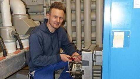 Geschäftsführer der Firma "Bad und Heizung - Alte Schlosserei GmbH" ist der 29-jährige Industriemeister Metall, Christian Hain.  Fotos: kpw