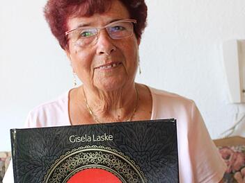 Gisela Laske freut sich darüber, das Buch, das aus ihren "Zehn Gebeten" entstanden ist, endlich in Händen halten zu können. Foto: Popp