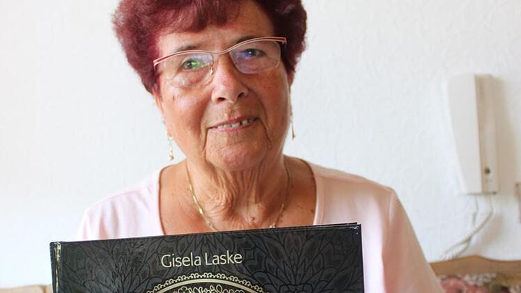 Gisela Laske freut sich darüber, das Buch, das aus ihren "Zehn Gebeten" entstanden ist, endlich in Händen halten zu können. Foto: Popp