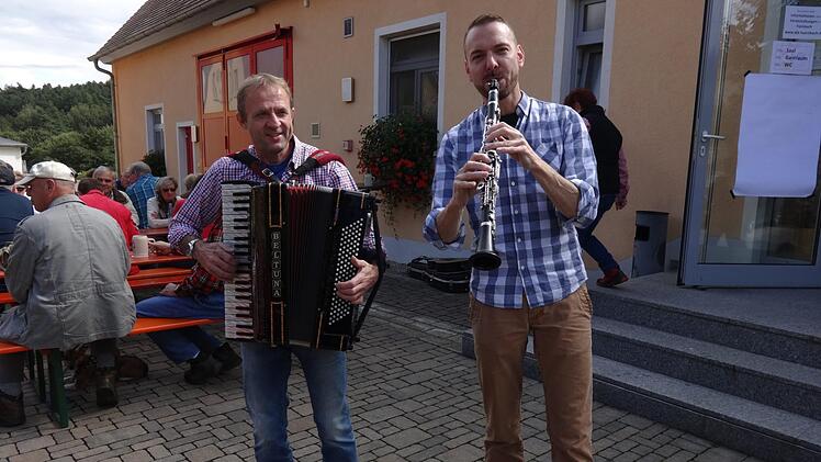 Bruno Achtziger und Markus Müller, bekannt als Duo "Tutti Frutti", unterhielten mit Schlagern und Volksmusik, so dass viele Wanderer noch ausgiebig die Gastfreundschaft der Fürnbacher Vereine genossen.
