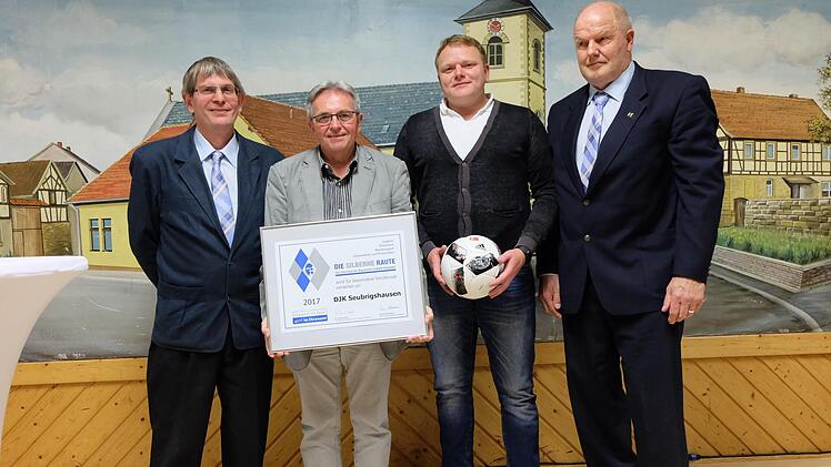&Uuml;berreichung Silberne Raute (von links) Klaus Eisenmann (KEAB), Ludwig Schm&ouml;ger (VEAB), Manuel Schneider (stellvertretender Vorsitzender), Reiner Lochm&uuml;ller (Kreisspielleiter). Foto: Philipp Bauernschubert