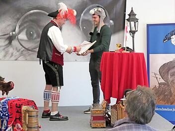 Oti Schmelzer (links) und das "Heilige Buch", rechts  "Ministrant" Marcus Kothe Foto: Monika Schütz