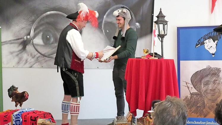 Oti Schmelzer (links) und das "Heilige Buch", rechts  "Ministrant" Marcus Kothe Foto: Monika Schütz