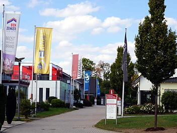 In der Fertighauswelt können 19 voll ausgestattete Häuser besichtigt werden.    Foto: Richard Sänger